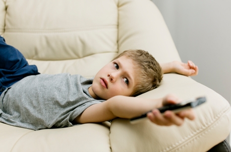 Res_4012831_kid_watching_TV